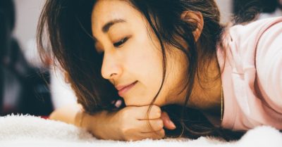 Nếu bạn gái bạn thuộc 5 tuýp này thì hãy nắm tay nàng thật chặt