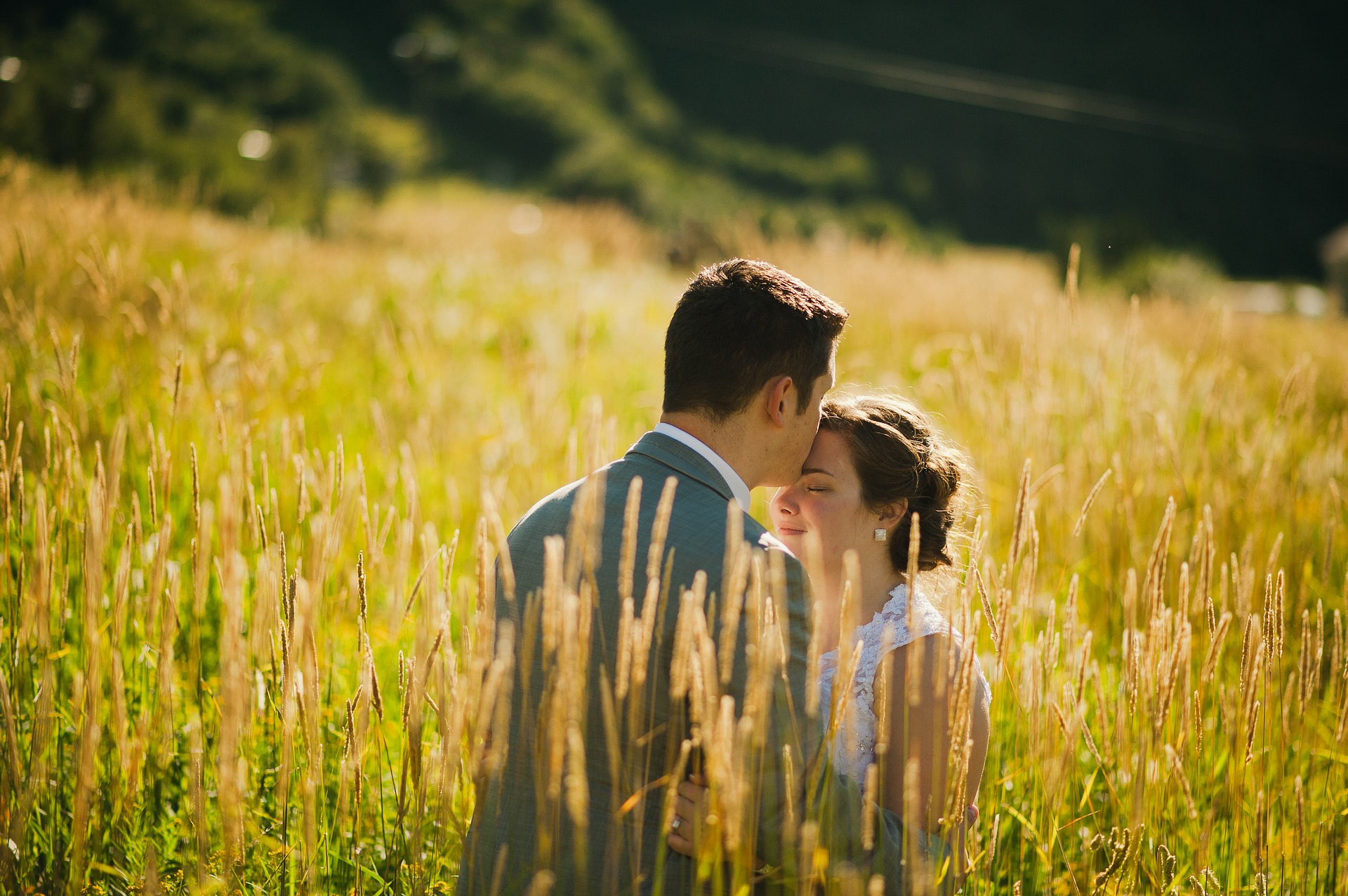 trên cánh đồng bát ngát cỏ cây; đôi bạn trẻ đang trao nhau lời ước hẹn trăm năm hạnh phúc.