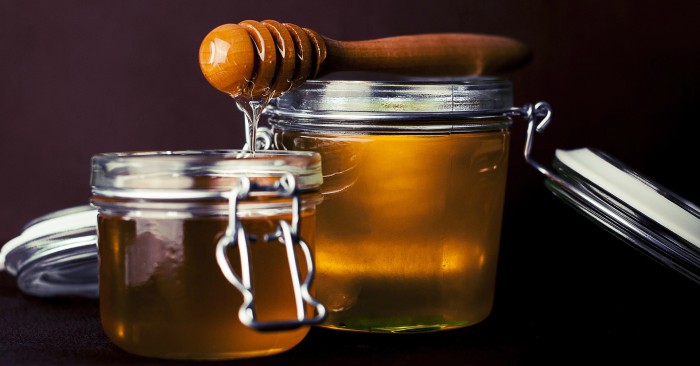 Mật ong là một loại kháng sinh tự nhiên tốt nhất được sử dụng từ xa xưa. Mật ong được chứa trong những hũ thủy tinh.