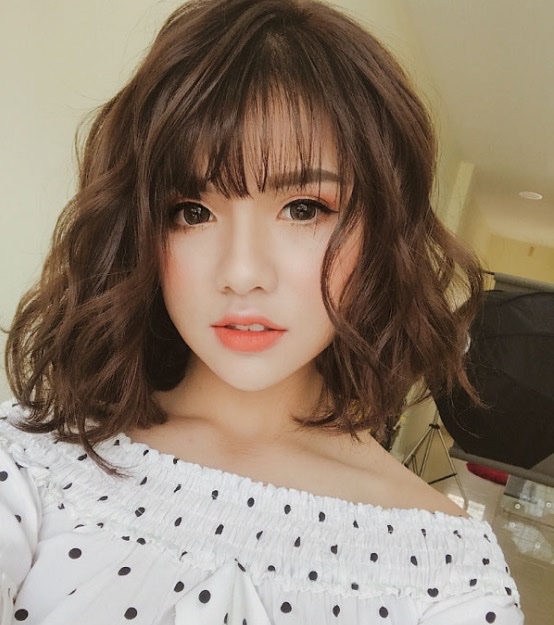 tóc xoăn ngắn mái thưa – là kiểu tóc nữ mang đậm chất phong cách Hàn Quốc được nhiều cô nàng ở các nước khác nhau yêu thích