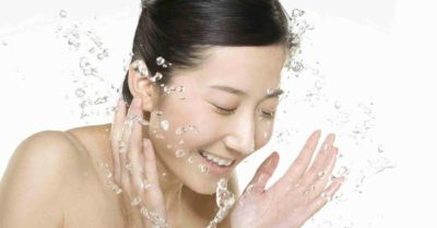 Chăm sóc da mặt khi đeo khẩu trang thường xuyên