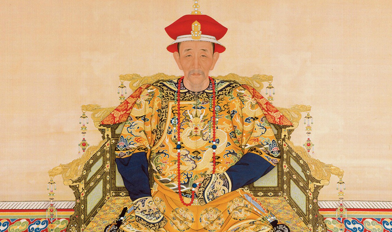 Trong lịch sử triều Thanh, Khang Hy Đế được đánh giá là vị Hoàng đế tài ba lỗi lạc bậc nhất, là người đã thiết lập sự thịnh trị dài trên 130 năm của nhà Thanh sau một loạt chiến tranh và những chính sách tích cực khiến dòng họ Ái Tân Giác La ngồi vững vị trí Hoàng đế ở Trung nguyên.