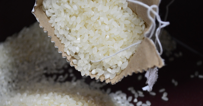 Gạo là một sản phẩm lương thực thu từ cây lúa. Hạt gạo thường có màu trắng, nâu hoặc đỏ thẫm, chứa nhiều dinh dưỡng. Hạt gạo chính là nhân của thóc sau khi xay để tách bỏ vỏ trấu. Hạt gạo sau khi xay được gọi là gạo lứt, gạo lức hay gạo lật, nếu tiếp tục xát để tách cám thì gọi là gạo xát hay gạo trắng, nếu xát dối để giữ phần lớn lượng cám bổ dưỡng thì gọi là gạo xát dối hoặc gạo nguyên cám. nước vo gạo có tác dụng làm trắng răng hiệu quả và an toàn.
