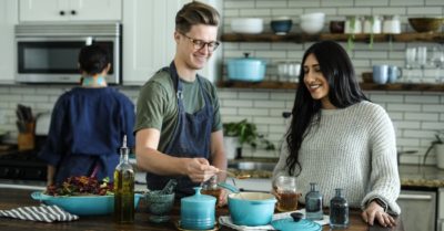 Vợ chồng cùng nhau vào bếp, hôn nhân luôn hạnh phúc