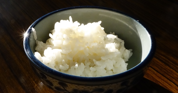 Cơm là một loại thức ăn được làm ra từ gạo bằng cách đem nấu với một lượng vừa đủ nước để nấu chín.

Cơm (trắng) thường có nguyên liệu là gạo tẻ/gạo nếp và không có thêm gia vị, là thức ăn chính gần như hàng ngày của người Đông Nam Á và Đông Á.
