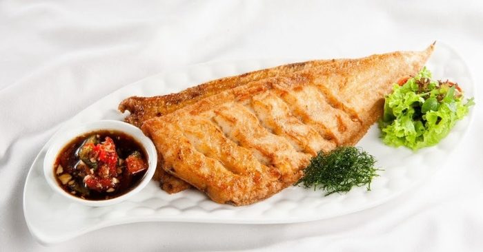 Cá Bơn còn được gọi là Cá Dẹt và trong tiếng Quảng Đông phát âm là “Bin Yu” vì hình dạng của cá ở dạng dẹt và các tia vây dọc theo các mép chỉ về phía xung quanh. Đối với công thức nấu cá luộc sơ qua này, hãy kết hợp cả 2 phương pháp nấu là chiên giòn và luộc là cách nấu phổ biến và thông dụng của phương pháp nấu ăn Trung Quốc. Kỹ thuật chế biến cá bơn chiên giòn sẽ làm cho cá giòn và khi luộc sẽ giúp cá thơm ngon hơn từ nước hầm. Thông thường, nước dùng sẽ sử dụng nguyên liệu rau củ với nước tương nhạt hoặc tương đậu. Nếu bạn chọn tương đậu thì sẽ có vị hơi ngọt và thơm hơn so với nước tương nhạt. Có vẻ như 2 cách nấu rất phức tạp nhưng đừng lo. Chỉ mất khoảng 15 phút cho thời gian nấu ngay cả bằng 2 phương pháp nấu.