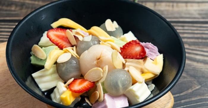 Chè khúc bạch nấu từ rau câu có vị thanh mát, ngọt dịu của nước đường, độ dai của khúc bạch và giòn của nhãn cùng ít hương cà phê khiến người ăn mê ly khó cưỡng. Để có thể thu được thành phẩm ngon như ý, bạn cần chuẩn bị đầy đủ nguyên liệu, thực hiện đúng theo từng thao tác cụ thể. Bên cạnh đó, chè khúc bạch được nấu từ bột gelatin, thế nhưng theo nhiều người nguyên liệu này được làm từ da và xương động vật nên không thích hợp cho người ăn chay
