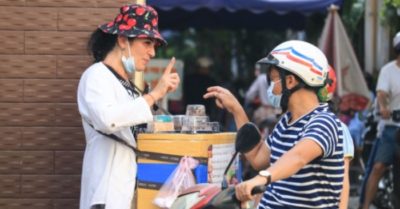 Clip chị Tây bán bánh kem ở Sài Gòn bị tiểu thương góp ý ‘1 miếng nhỏ xíu mà đắt ngang tô bún bò’