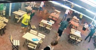 Clip: CSGT Chợ Lớn nổ súng trấn áp vụ hỗn chiến tại quán nhậu