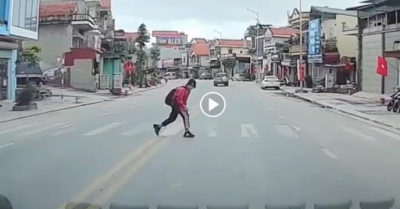 Video: Ấm lòng học sinh Quảng Ninh cúi đầu cảm ơn khi tài xế nhường đường