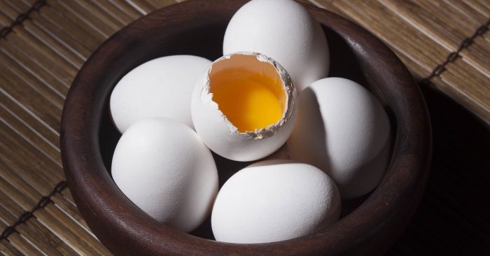 Trứng có nguồn chất béo Lecithin theo các nghiên cứu gần đây cho thấy nó có tác dụng điều hòa lượng cholesterol, ngăn ngừa tích lũy cholesterol, thúc đẩy quá trình phân tách chất này và bài xuất các thành phần thu được ra khỏi cơ thể
