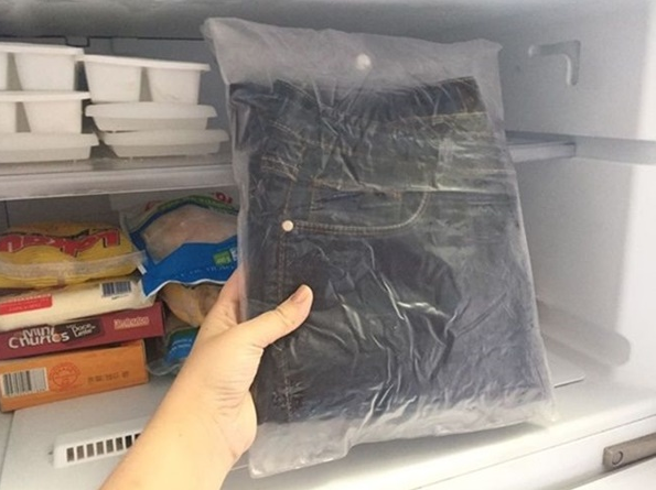 Quần jeans khi mới mua về thường được để vào ngăn đá tủ lạnh