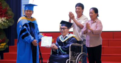 Kỹ sư nhận bằng tốt nghiệp trên xe lăn: Xúc động người cha sống chung KTX 4 năm để chăm con