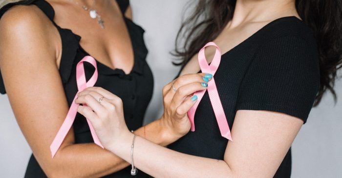 ung thư vú là căn bệnh nguy hiểm và gây tử vong hàng đầu ở phụ nữ nếu không được phát hiện sớm và điều trị kịp thời. vì vây, chị em hãy luôn quan tâm và thường xuyên kiểm tra "núi đôi"; nếu có bất cứ dấu hiệu bất thường nào hãy đến ngay cơ sở y tế để được tư vấn.