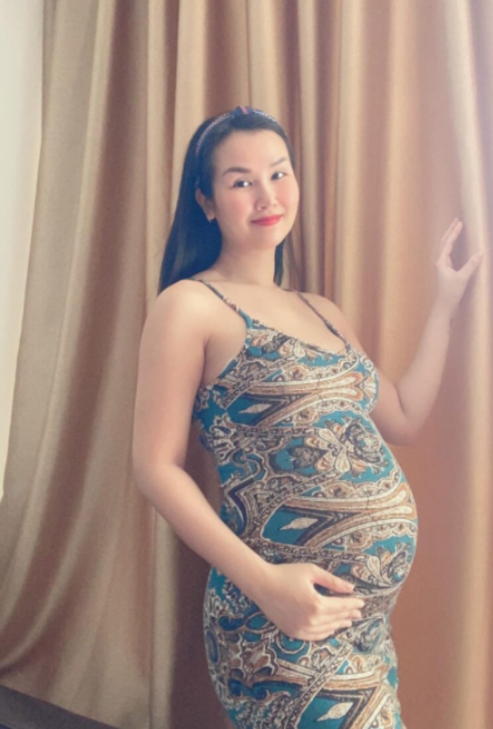 Ca sĩ Võ Hạ Trâm ăn chay trong suốt 30 tuần thai kỳ, khoe con gái giống y hệt bố và nặng 1,6kg