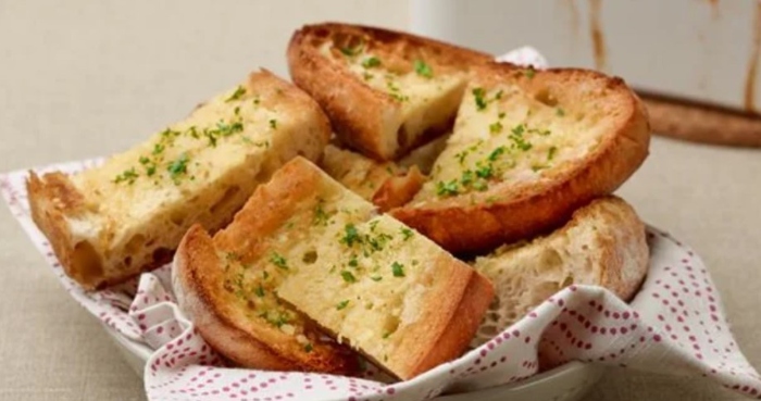 Cách làm bánh mì bơ tỏi ngon như Pizza Hut... Cách làm bánh mì bơ sữa; Rau mùi làm bánh mì bơ tỏi; Hình ảnh bánh mì bơ tỏi.