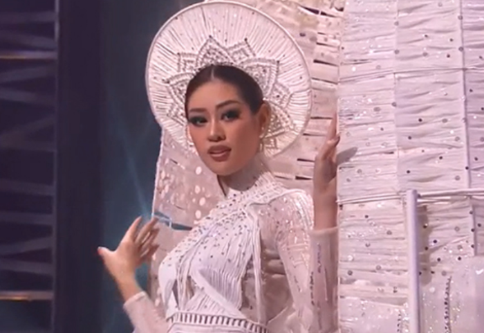 Khánh Vân bước ra từ chiếc kén trong phần thi trang phục áo dài, cuộc thi Hoa Hậu Hoàn Vũ 