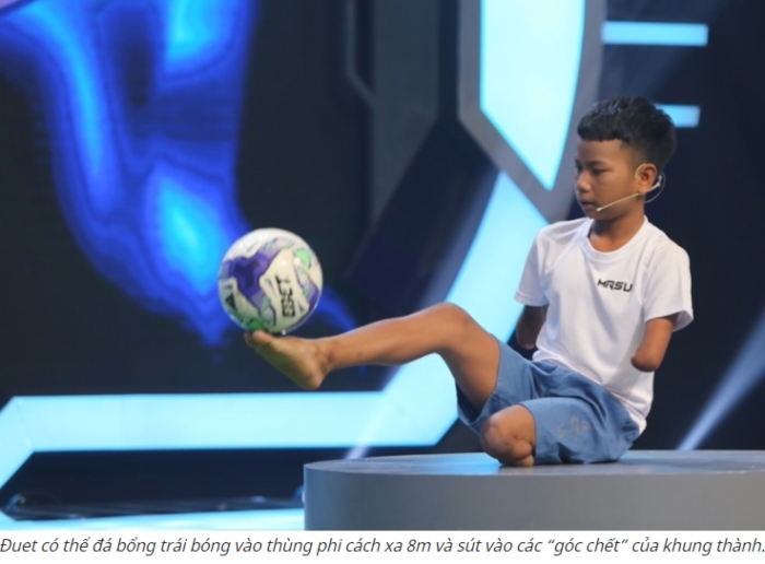 Nghệ sĩ Trấn Thành ngưỡng mộ cậu bé không tay, chỉ có 1 chân mê bóng đá