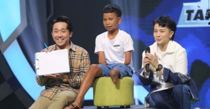 Nghệ sĩ Trấn Thành ngưỡng mộ cậu bé không tay, chỉ có 1 chân mê bóng đá