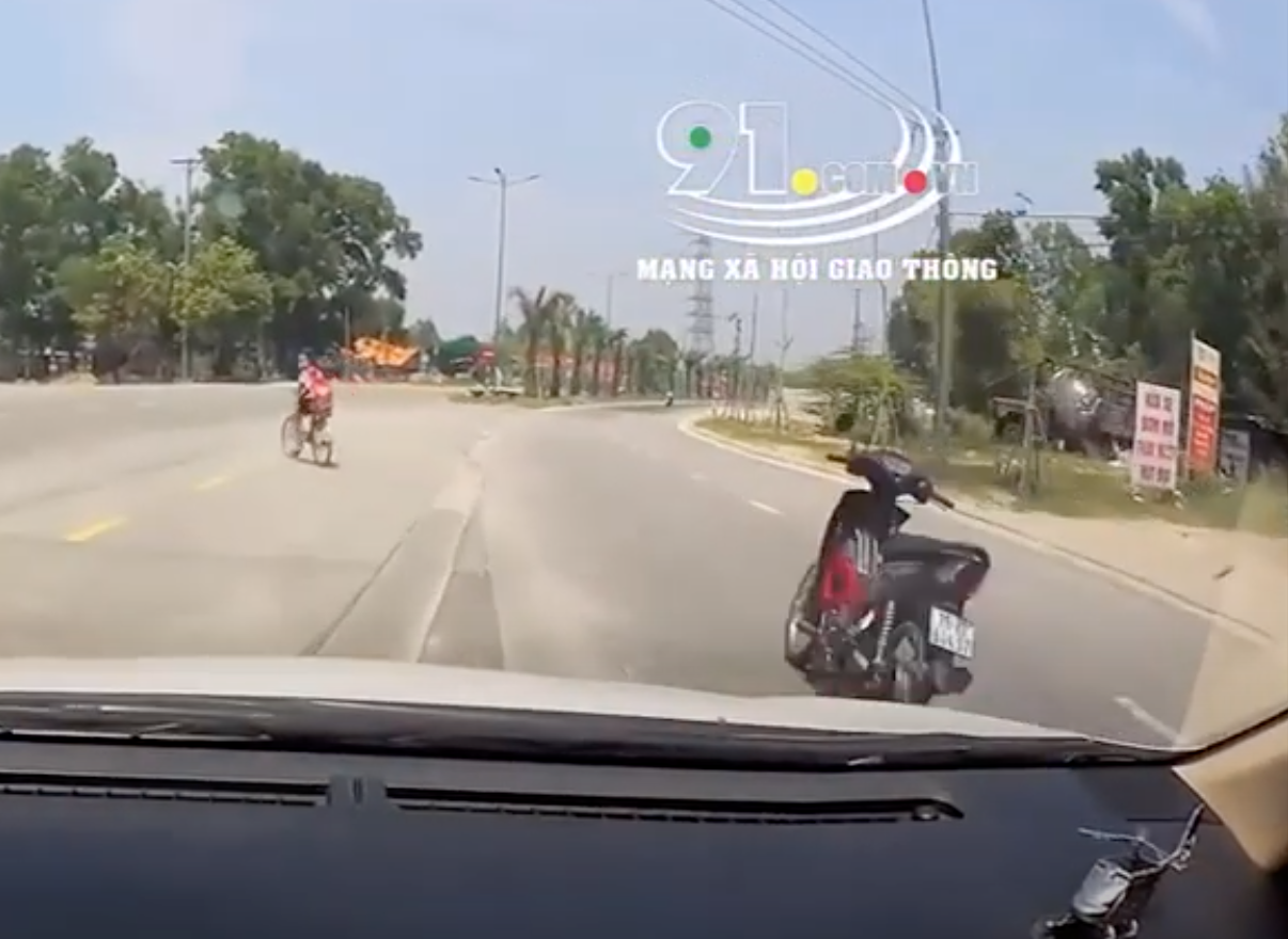 Sau va chạm với ôtô, xe máy 'không người lái' lao vút về phía trước.