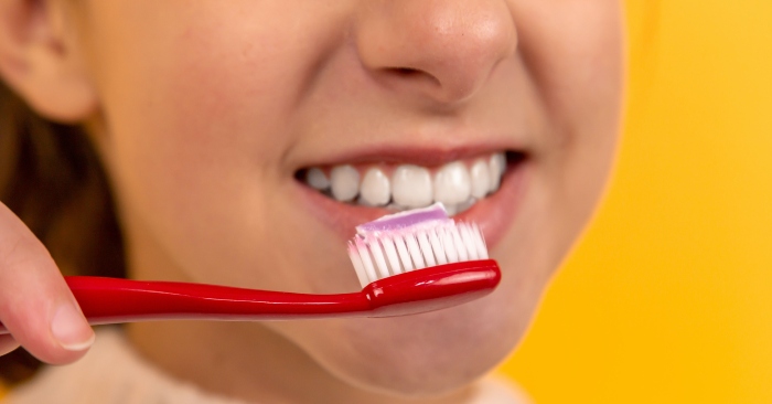 Đánh răng thường xuyên giúp loại bỏ vi khuẩn gây hại cho răng