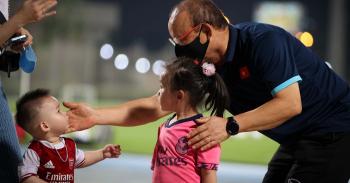 Hành động đốn tim CĐV của thầy Park trên sân UAE