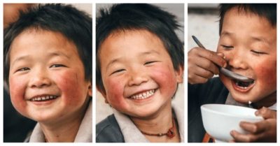 Nụ cười tít mắt của em bé Lào Cai khi được ăn bát cơm có thịt làm ‘tan chảy’ cộng đồng mạng