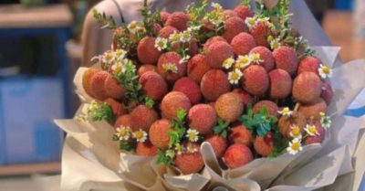 Bó hoa làm từ vải thiều giá gần 1 triệu đồng: ‘Giờ ai tặng sẽ yêu luôn’