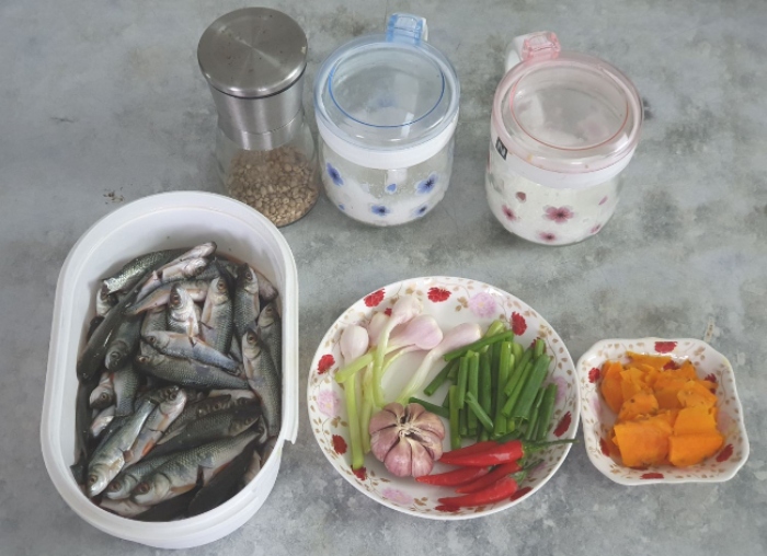 Cách làm cá linh kho nghệ và nước dừa thơm béo