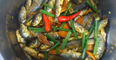 Cách làm cá linh kho nghệ và nước dừa thơm béo