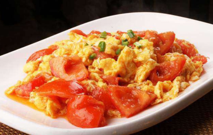 Cách chưng trứng cà chua thơm ngon đơn giản; Mỗi quả trứng gà  chứa một lượng lớn vitamin D, vitamin E, vitamin K, vitamin B6, canxi và kẽm.
