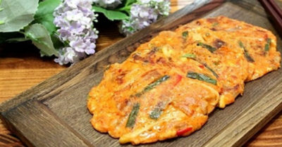 Cách làm kim chi lăn bột Hàn Quốc đơn giản mà ngon