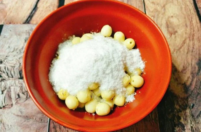 Ướp hạt sen tươi với đường phèn đã xay mịn cho đến khi hạt sen thấm gia vị.  Tỷ lệ đường ít hơn tỷ lệ khi làm với sen khô.