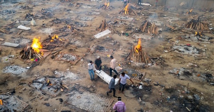 Các thành viên gia đình khiêng thi thể nạn nhân Covid-19 vào khu vực hỏa táng tại một lò hỏa táng ở New Delhi, Ấn Độ hồi tháng 4 (
