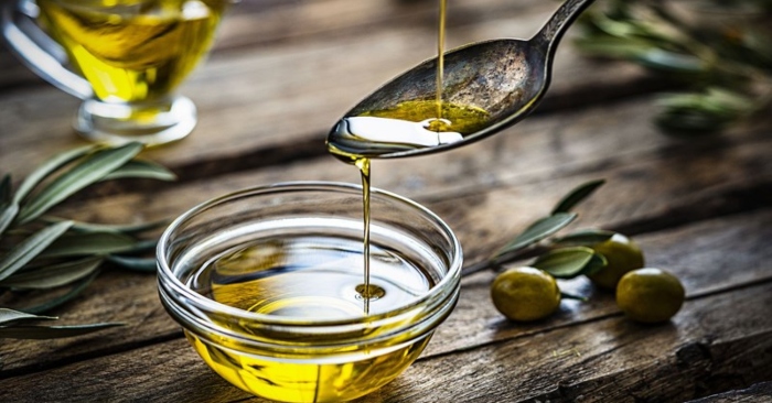 Dầu oliu chứa nhiều chất chống oxy hóa và chất béo không bão hòa đơn, rất có lợi cho sức khỏe và làm đẹp.