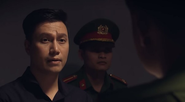 Đạo diễn Khải Hưng cho biết diễn viên Việt Anh đang tham gia phim 'Sinh tử' thì xin nghỉ và trở lại với chiếc mũi khác lạ
