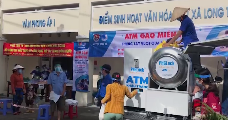 Người dân đến cây ATM lưu động nhận gạo (ảnh chụp màn hình video trên báo VnExpress).