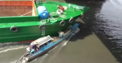 Clip: Hai vợ chồng chủ ghe bị chiếc sà lan tông trúng