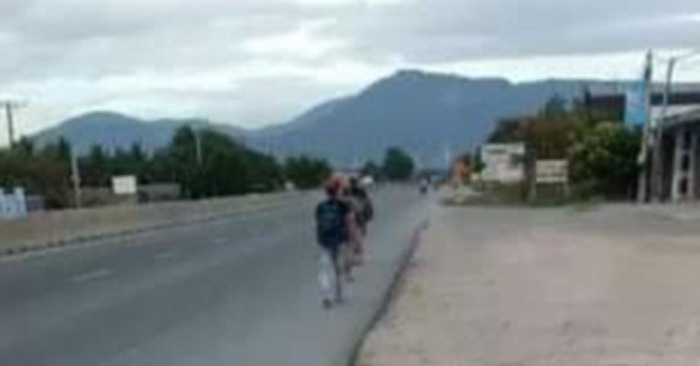 4 ngư dân Phú Yên lầm lũi đi bộ trên quốc lộ 1. Họ quyết tâm đi bộ hơn 275km từ Cà Ná (Ninh Thuận) về Tuy An (Phú Yên). Ảnh: Cao Minh.