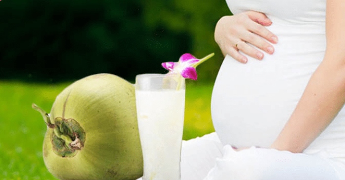 Các vitamin và khoáng chất tự nhiên của nước dừa phù hợp trong thời kỳ mang thai