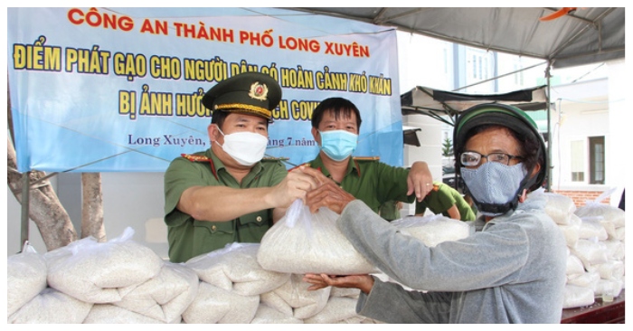 giám đốc Công an tỉnh An Giang vận động 36 tấn gạo hỗ trợ người dân nghèo trong mùa dịch