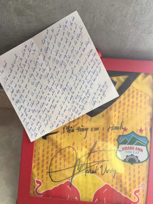 Lá thư xúc động cùng chiếc áo thi đấu của Minh Vương