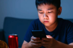 Trẻ xem điện thoại quá 3 giờ: Nguy cơ bệnh tim tăng cao