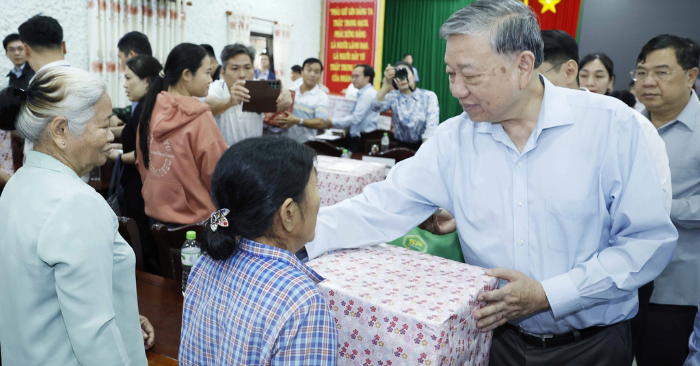 Tổng Bí thư Tô Lâm thăm Huế, tặng quà người dân vùng lũ